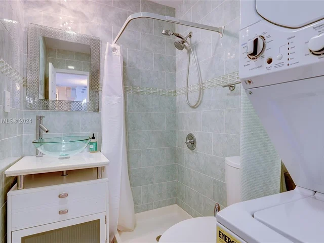 6815 Edgewater Dr # 305, Coral Gables FL 33133