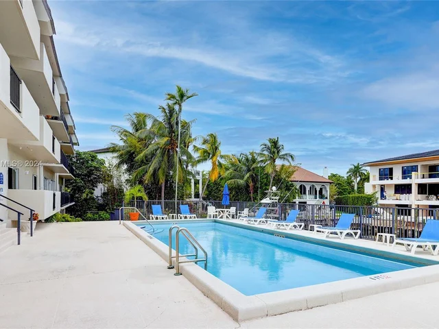 6815 Edgewater Dr # 305, Coral Gables FL 33133