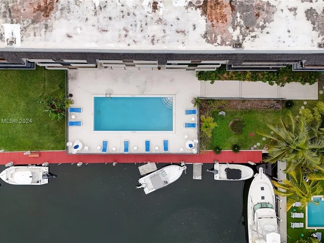 6815 Edgewater Dr # 305, Coral Gables FL 33133