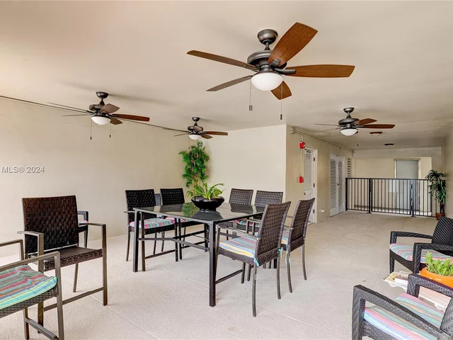 6815 Edgewater Dr # 305, Coral Gables FL 33133