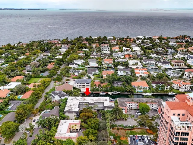 6815 Edgewater Dr # 305, Coral Gables FL 33133