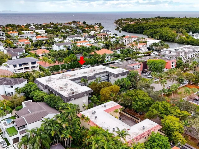 6815 Edgewater Dr # 305, Coral Gables FL 33133