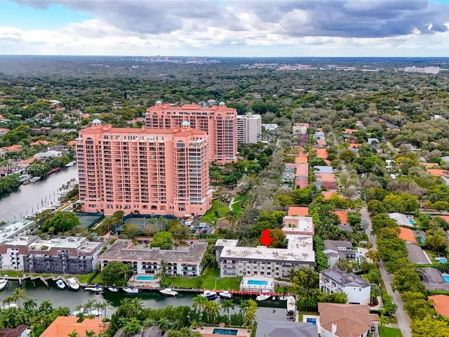 6815 Edgewater Dr # 305, Coral Gables FL 33133