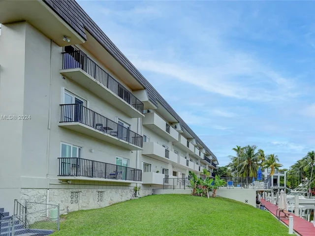 6815 Edgewater Dr # 305, Coral Gables FL 33133