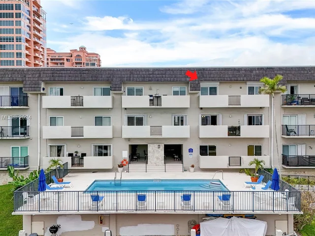 6815 Edgewater Dr # 305, Coral Gables FL 33133