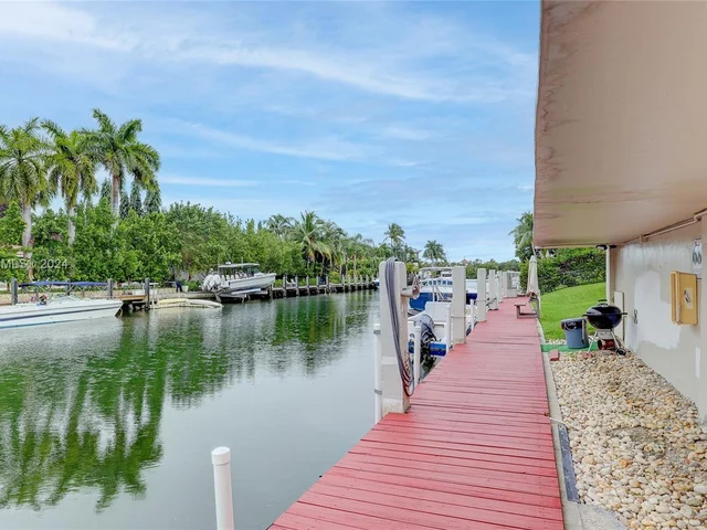 6815 Edgewater Dr # 305, Coral Gables FL 33133