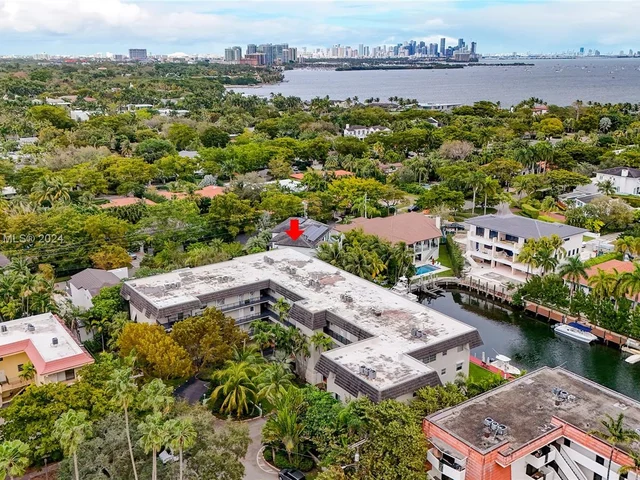 6815 Edgewater Dr # 305, Coral Gables FL 33133