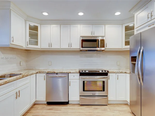 6815 Edgewater Dr # 305, Coral Gables FL 33133