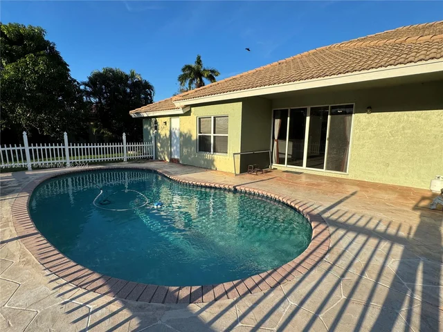 1574 NW 103rd Ter, Coral Springs FL 33071