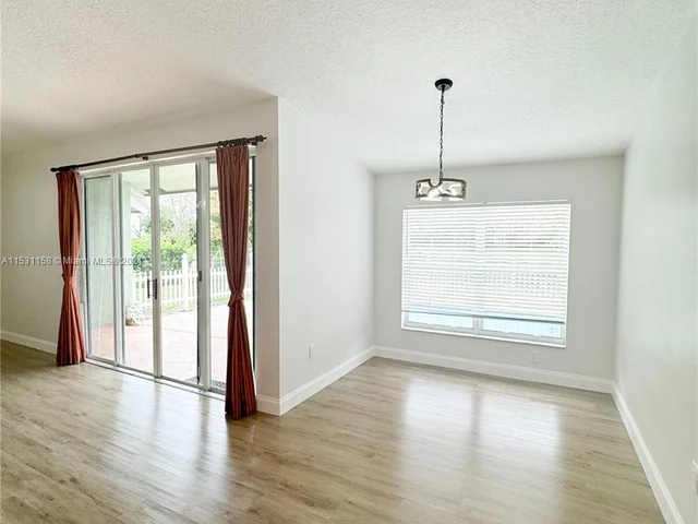 1574 NW 103rd Ter, Coral Springs FL 33071