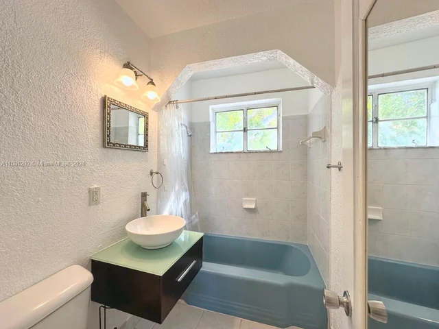 7435 Harding Ave # 204, Miami Beach FL 33141