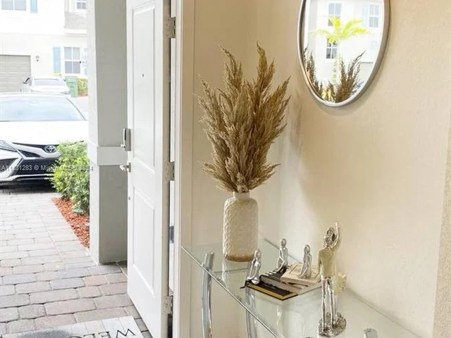 838 SE 17th St, Homestead FL 33034