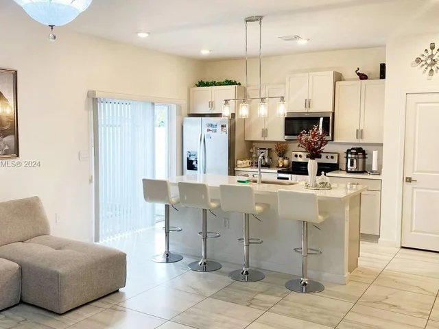 838 SE 17th St, Homestead FL 33034