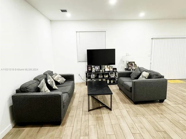 848 SE 17th St # 1, Homestead FL 33034