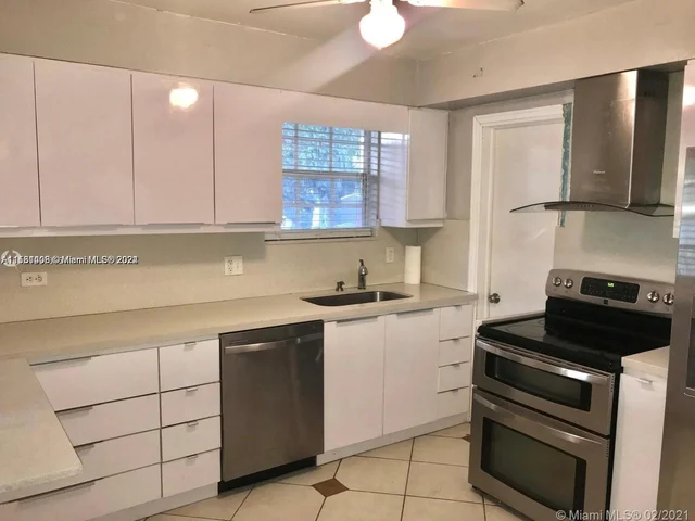 316 SW 2nd Ter, Hallandale Beach FL 33009