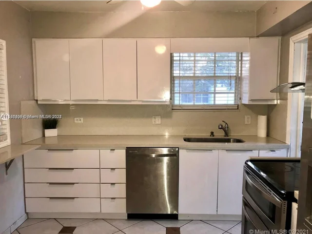 316 SW 2nd Ter, Hallandale Beach FL 33009