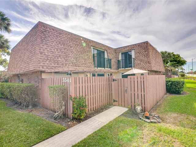 5541 NW 61st Pl, Tamarac FL 33319