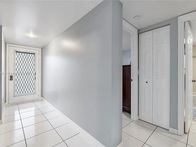 1713 Whitehall Dr # 103, Davie FL 33324