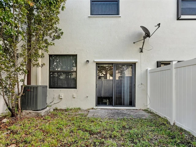 9244 W 33rd Way, Hialeah FL 33018