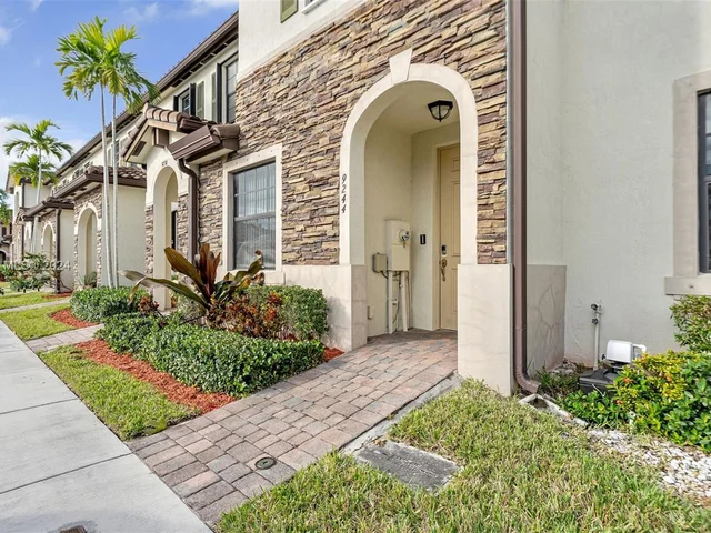 9244 W 33rd Way, Hialeah FL 33018