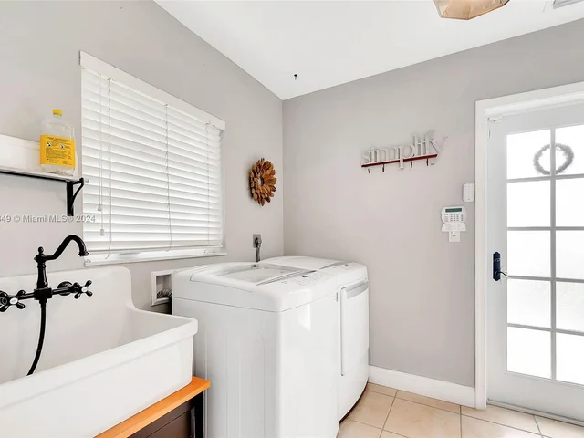 7540 SW 174th St, Palmetto Bay FL 33157