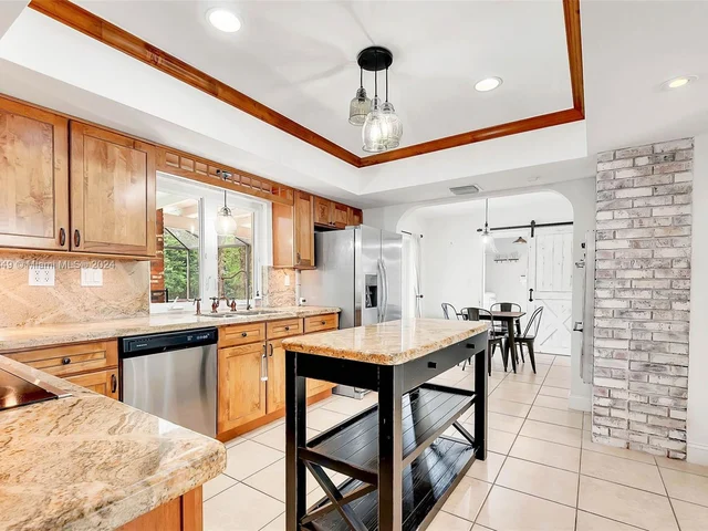 7540 SW 174th St, Palmetto Bay FL 33157