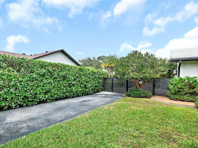 7540 SW 174th St, Palmetto Bay FL 33157