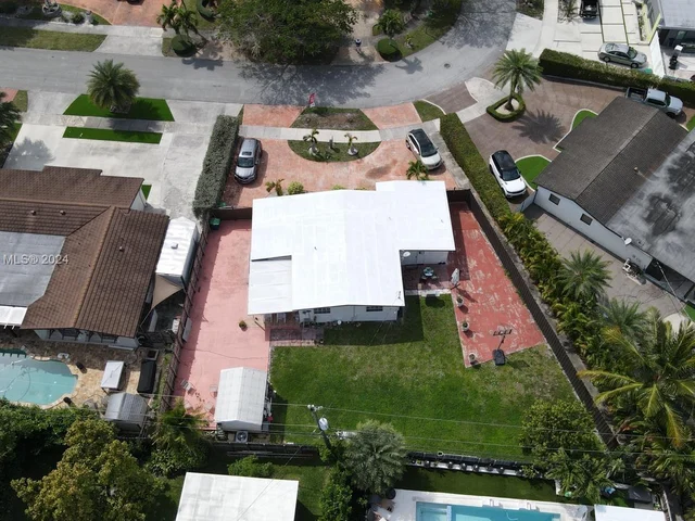 18531 NW 82nd Ct, Hialeah FL 33015