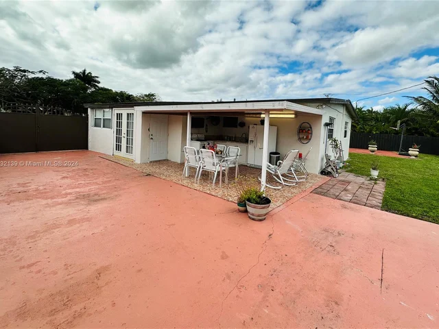 18531 NW 82nd Ct, Hialeah FL 33015