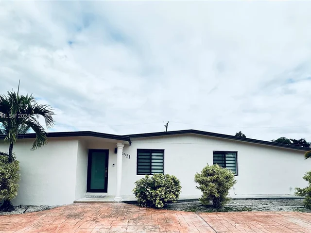 18531 NW 82nd Ct, Hialeah FL 33015
