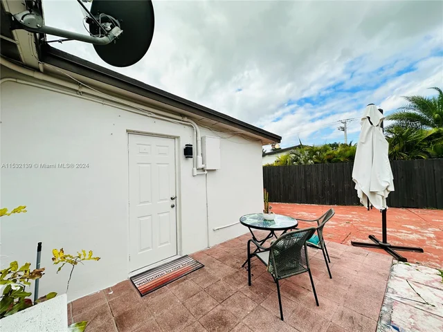 18531 NW 82nd Ct, Hialeah FL 33015