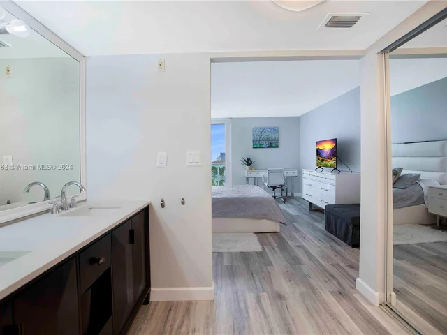 100 Bayview Dr # 925, Sunny Isles Beach FL 33160