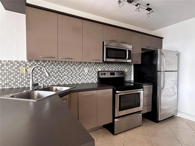 1700 NW N River Dr # 509, Miami FL 33125