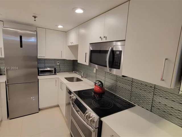 2401 Collins Ave # 504, Miami Beach FL 33140