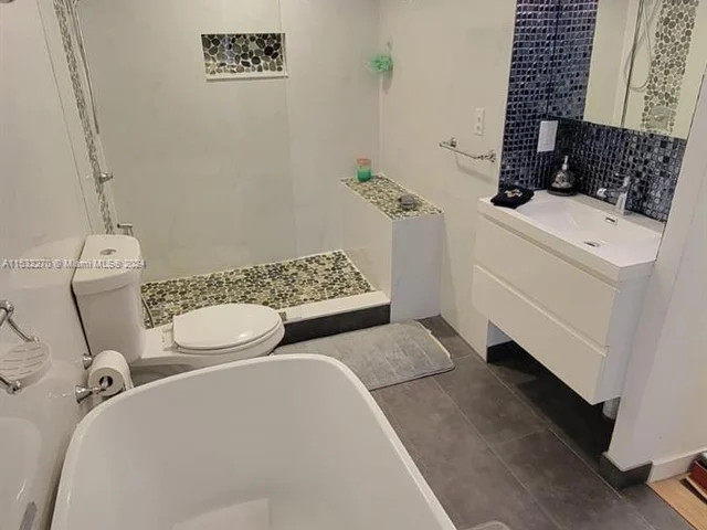 2401 Collins Ave # 504, Miami Beach FL 33140