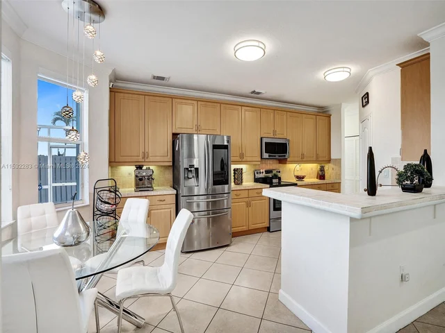 6662 SW 166th Ct, Miami FL 33193