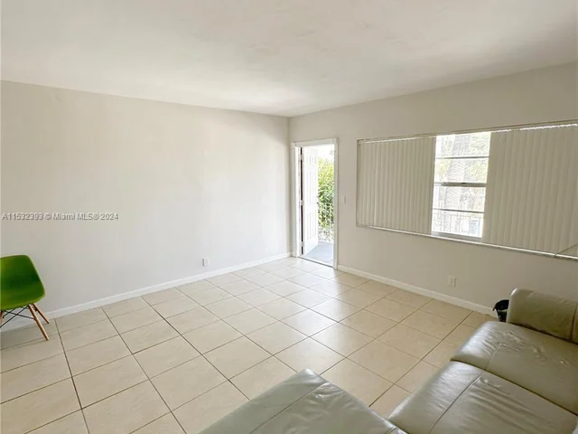 230 SW 11th Ave # 2B, Hallandale Beach FL 33009