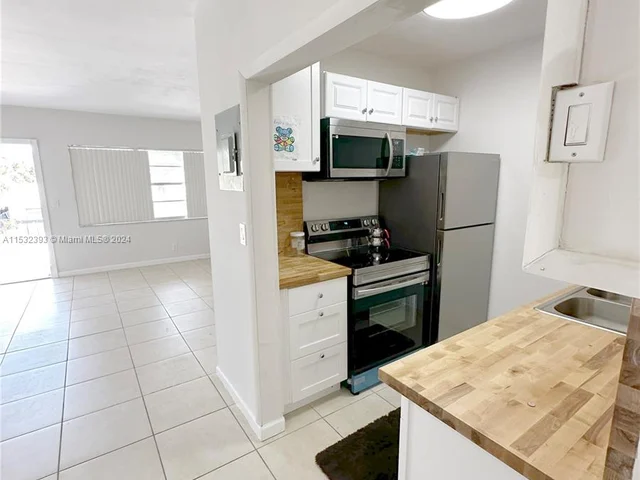 230 SW 11th Ave # 2B, Hallandale Beach FL 33009