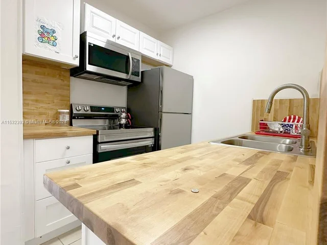 230 SW 11th Ave # 2B, Hallandale Beach FL 33009