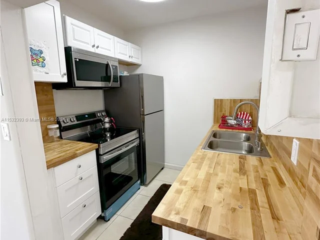 230 SW 11th Ave # 2B, Hallandale Beach FL 33009