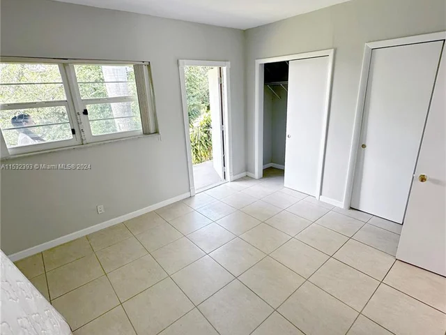 230 SW 11th Ave # 2B, Hallandale Beach FL 33009