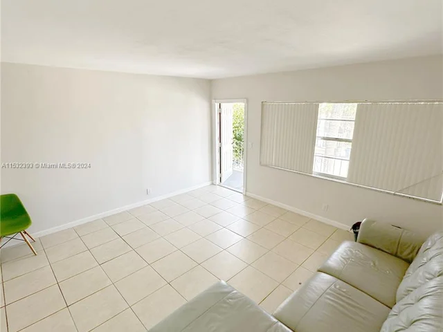 230 SW 11th Ave # 2B, Hallandale Beach FL 33009