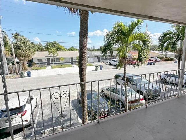 230 SW 11th Ave # 2B, Hallandale Beach FL 33009