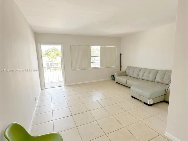 230 SW 11th Ave # 2B, Hallandale Beach FL 33009