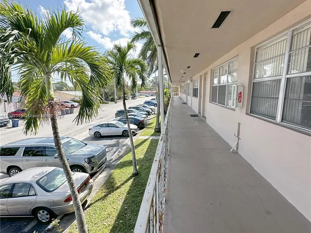 230 SW 11th Ave # 2B, Hallandale Beach FL 33009
