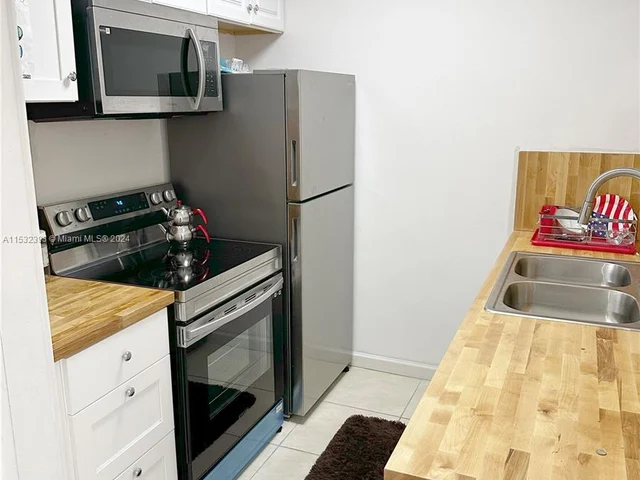 230 SW 11th Ave # 2B, Hallandale Beach FL 33009