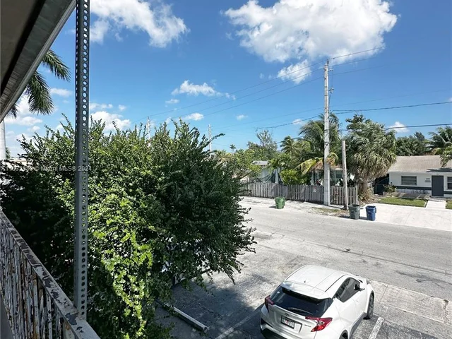 230 SW 11th Ave # 2B, Hallandale Beach FL 33009