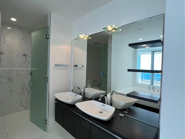 200 Biscayne Blvd Way # 4811, Miami FL 33131