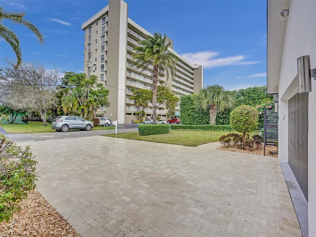 2606 N Riverside Dr, Pompano Beach FL 33062