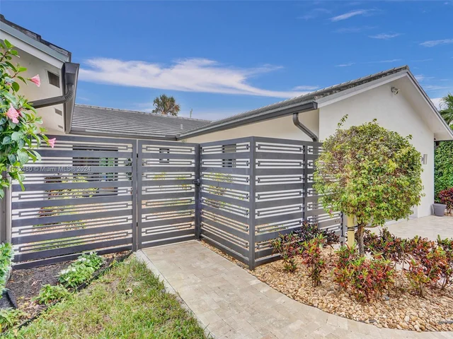 2606 N Riverside Dr, Pompano Beach FL 33062